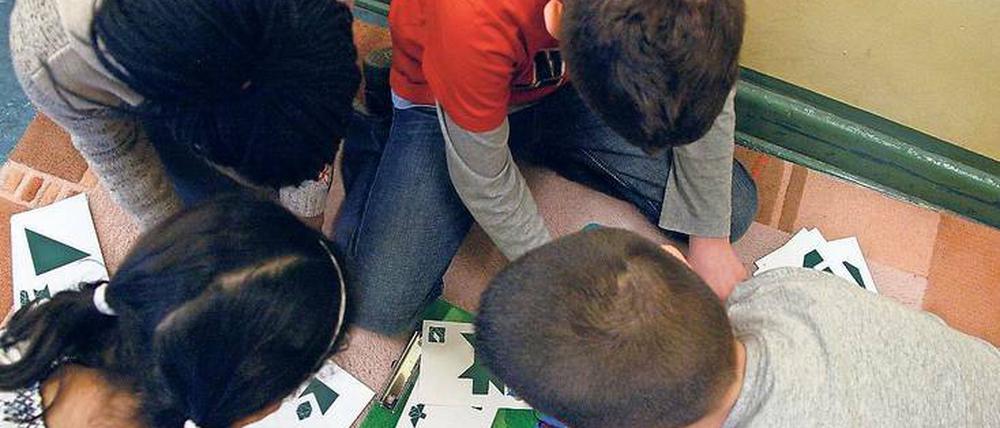 Bessere Bildung für alle. Kinder basteln auf dem Flur der Wedding-Grundschule. 