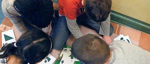 Bessere Bildung für alle. Kinder basteln auf dem Flur der Wedding-Grundschule. 