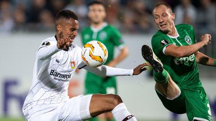 Leverkusens Isaac Kiese Thelin (l.) und Rasgrads Anton Nedyalkov kämpfen um den Ball.