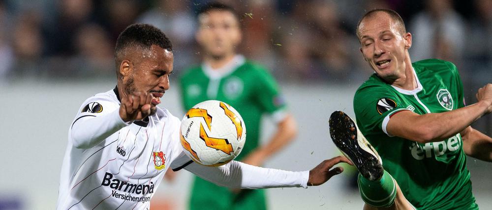 Leverkusens Isaac Kiese Thelin (l.) und Rasgrads Anton Nedyalkov kämpfen um den Ball.