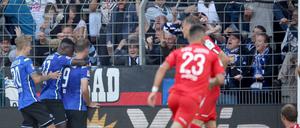 Da kommt Freude auf. Arminia Bielefelds Spieler (l.) feiern ein Tor - und der Klub bald auch die finanzielle Rettung?