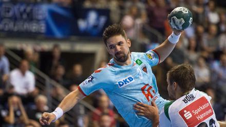 Fabian Wiede (l., hier gegen Hannover) ist nach seiner Verletzungspause wieder zurück bei den Füchsen. 