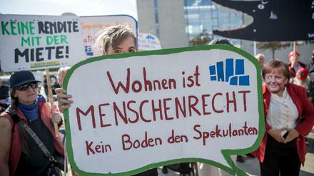 Demonstranten des "Bündnis #Mietenwahnsinn" stehen mit einem Schild "Wohnen ist Menschenrecht" vor Beginn des Wohngipfels vor dem Bundeskanzleramt.