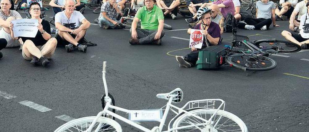 In Berlin wurde diese Woche an der Kreuzung Mollstraße/Otto-Braun-Straße an einen am Montag tödlich verunglückten Radfahrer erinnert.