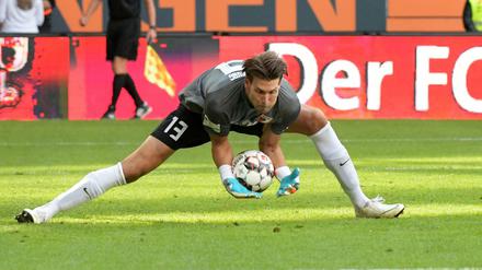 Gleich passiert das Unglück: Augsburgs Torhüter Fabian Giefer unmittelbar vor dem 2:3.