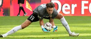 Gleich passiert das Unglück: Augsburgs Torhüter Fabian Giefer unmittelbar vor dem 2:3.