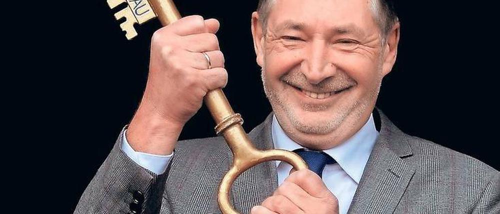 Der scheidende Amtsinhaber Jann Jakobs von der SPD muss bald auch den echten Schlüssel zum Rathaus abgeben.