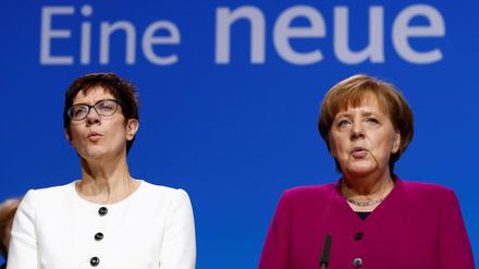 Was haben Annegret Kramp-Karrenbauer (l.) und Angela Merkel aus dem Fall Maaßen gelernt?