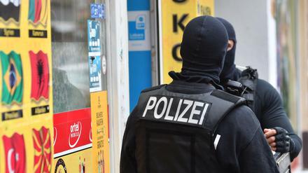 Polizisten gehen im Stadtteil Neukölln gegen kriminelle arabische Großfamilien vor.
