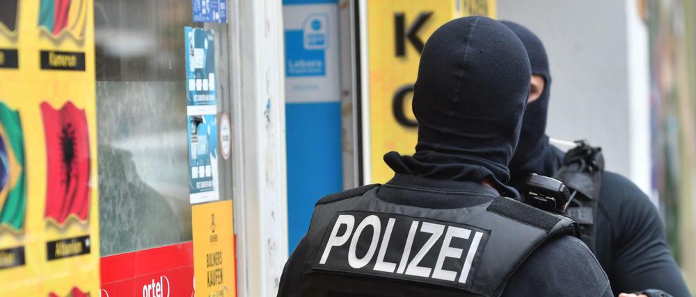 Polizisten gehen im Stadtteil Neukölln gegen kriminelle arabische Großfamilien vor.