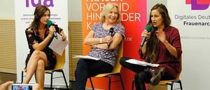 Die Schauspielerinnen Nina Kronjäger (l), Maren Kroymann und Mateja Meded berichteten auf der Sommeruni über ihre Sexismus-Erfahrungen beim Film und im Theater. Kroymann sagte, die besten Dreherfahrungen hätte sie in ihrer Karriere mit schwulen Regisseuren gemacht. Ihr Ratschlag an die Frauen in der Branche: „Bildet Banden!“