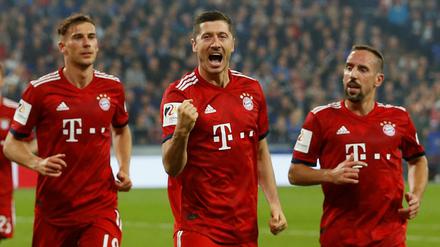 So geht das! Robert Lewandowski (Mitte) feiert das 2:0 gegen den FC Schalke. 