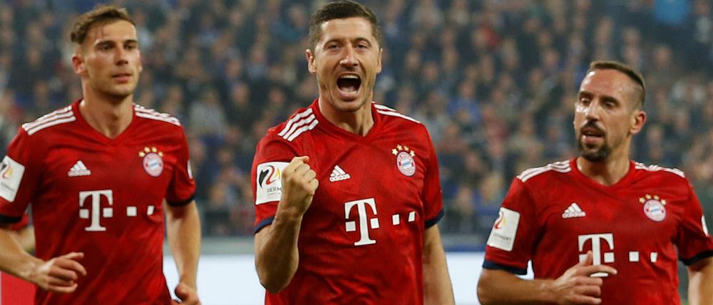 So geht das! Robert Lewandowski (Mitte) feiert das 2:0 gegen den FC Schalke.