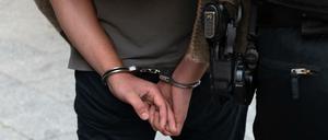 Nach einer Razzia gegen kriminelle arabische Großfamilien wird ein Verdächtiger abgeführt. 