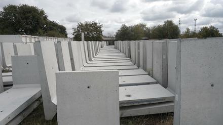 Die Mauerteile lagern - irgendwo. 