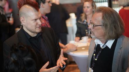 Der Blogger Sascha Lobo (l) und der Journalist Harald Martenstein im Berliner Radialsystem bei der bundesweiten Aktion "Deutschland spricht".