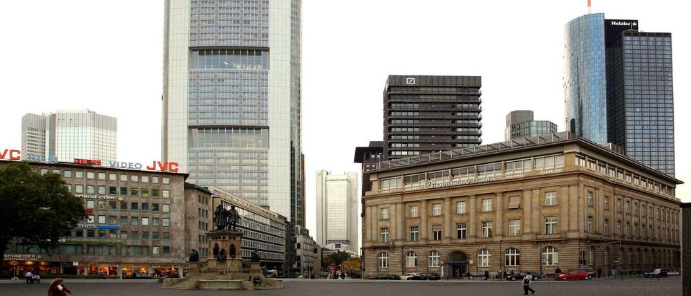 Lange war es undenkbar: Experten diskutieren den Sinn einer Fusion von Commerzbank und dem Marktführer Deutsche Bank. Am Rossmarkt in Frankfurt am Main kann man deren Gebäude bereits zusammen stehen sehen.