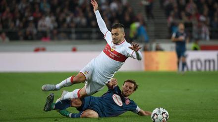 Gelegt. Düsseldorfs Adam Bodzek (unten) foult Stuttgarts Anastasios Donis. Die Schwaben haben es derzeit schwer.