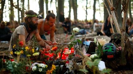 Trauer im Hambacher Forst: Ein Journalist ist von einem Baumhaus in den Tod gestürzt.