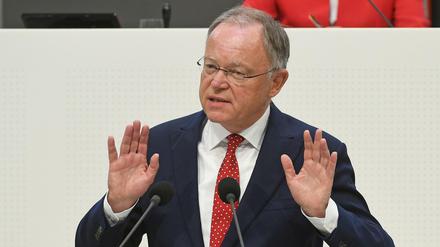 Ministerpräsident Stephan Weil wiegelt ab: Der Streit um Hans-Georg Maaßen sei kein Grund für Neuwahlen.