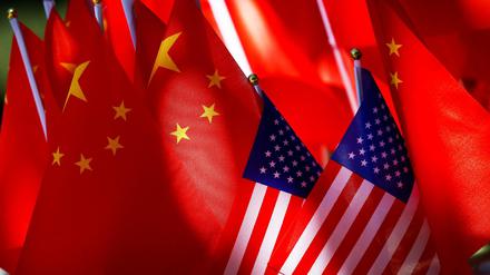 Nationalflaggen von den USA und China stecken an einer Fahrrad-Rikscha.