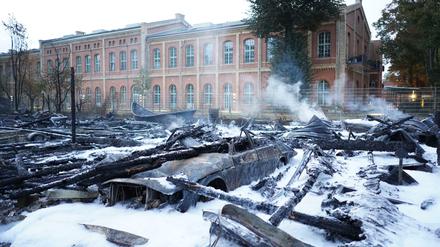 Eine Lagerhalle, Autos und Boote sind auf der Insel Eiswerder abgebrannt