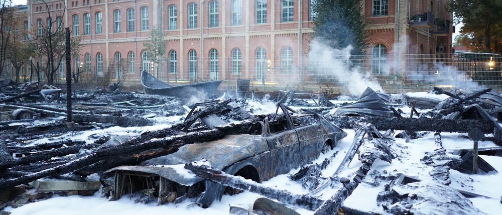 Eine Lagerhalle, Autos und Boote sind auf der Insel Eiswerder abgebrannt