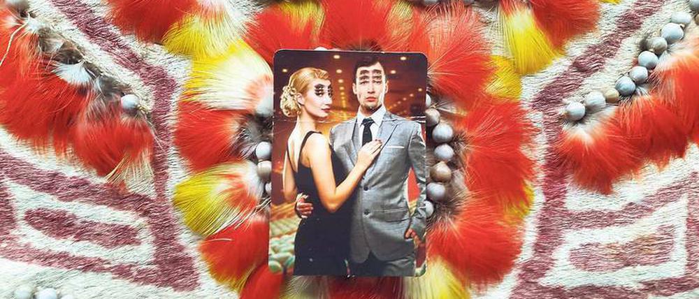  Materialmix. Die peruanische Künstlergruppe Bisagra lädt ein zur „Fashionshow“ in den Projektraum Kinderhook &amp; Caracas. 