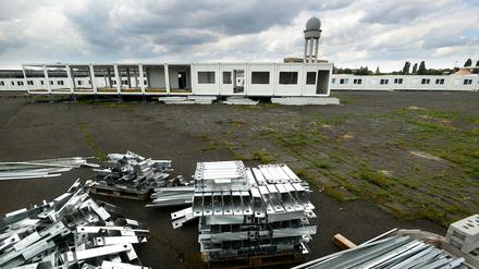 Bislang gibt es nur einige temporäre Containerunterkünfte für Flüchtlinge am Rand des Tempelhofer Felds.