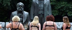 Plus-Size Models posieren am am Marx-Engels-Forum in Berlin im Rahmen des Fotoprojekts "Bodylove" für ein realistisches Frauenbild. 
