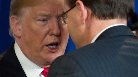 US-President Donald Trump spricht mit Rod Rosenstein.