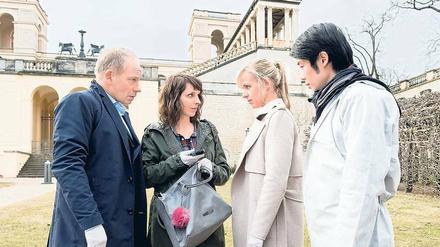 Keine Zeit für Sightseeing. Die Kommissarinnen Kunath (Caroline Erikson, 2.v.li.) und Pohlmann (Katrin Jaehne, 2.v.re.) beraten sich mit ihrem Chef (Michael Lott, li.).