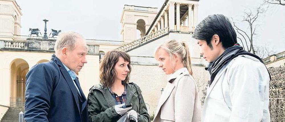 Keine Zeit für Sightseeing. Die Kommissarinnen Kunath (Caroline Erikson, 2.v.li.) und Pohlmann (Katrin Jaehne, 2.v.re.) beraten sich mit ihrem Chef (Michael Lott, li.).
