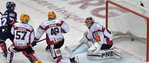 Der erste Streich. Marcel Noebels (links) erzielt das 3:1 gegen Bremerhaven.