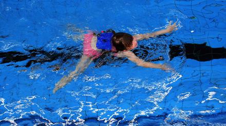 Bahnen ziehen im Schwimmbad