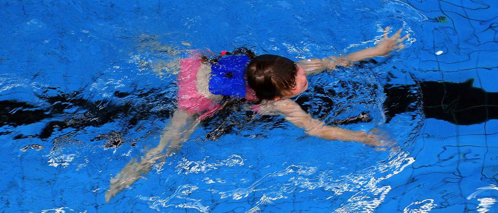 Bahnen ziehen im Schwimmbad