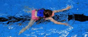 Bahnen ziehen im Schwimmbad