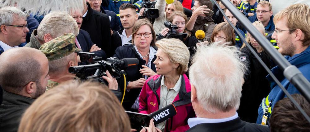 Ursula von der Leyen (CDU, M), Bundesverteidigungsministerin, beantwortet Fragen nach ihrem Besuch auf dem Bundeswehr-Testgelände Meppen.