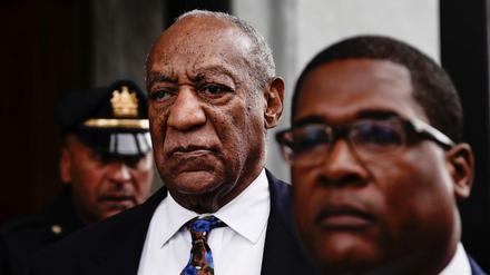Bill Cosby verlässt nach einer ersten Sitzung zur Verkündung seines Strafmaßes das Montgomery County Courthouse.