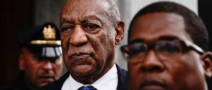 Bill Cosby verlässt nach einer ersten Sitzung zur Verkündung seines Strafmaßes das Montgomery County Courthouse.