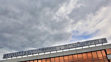 Am Flughafen Schönefeld läuft derzeit ein Polizeieinsatz, nachdem ein Mann am Dienstagmorgen Sicherheitskräfte bedroht hatte.