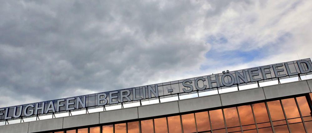 Am Flughafen Schönefeld läuft derzeit ein Polizeieinsatz, nachdem ein Mann am Dienstagmorgen Sicherheitskräfte bedroht hatte.