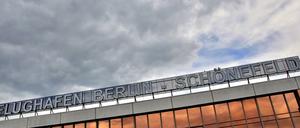 Am Flughafen Schönefeld läuft derzeit ein Polizeieinsatz, nachdem ein Mann am Dienstagmorgen Sicherheitskräfte bedroht hatte.