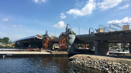 Die Allende-Brücke wir in Etappen abgerissen und neu gebaut.