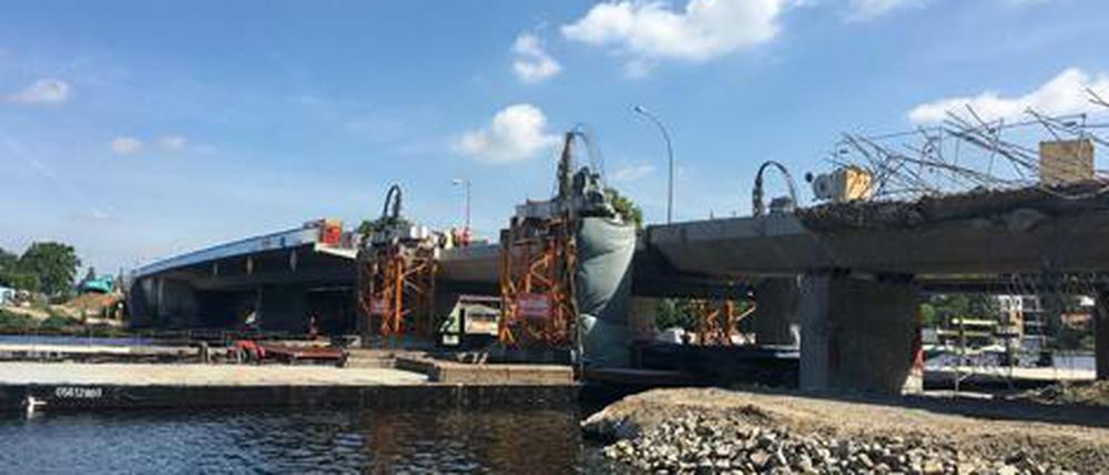 Die Allende-Brücke wir in Etappen abgerissen und neu gebaut.