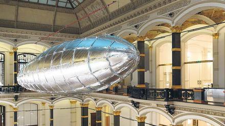 Lee Buls Zeppelin schwebt im Lichthof des Gropius Baus. Der Titel der Arbeit lautet „ Willing To Be Vulnerable“.