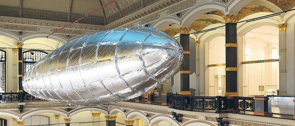 Lee Buls Zeppelin schwebt im Lichthof des Gropius Baus. Der Titel der Arbeit lautet „ Willing To Be Vulnerable“.