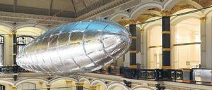 Lee Buls Zeppelin schwebt im Lichthof des Gropius Baus. Der Titel der Arbeit lautet „ Willing To Be Vulnerable“.