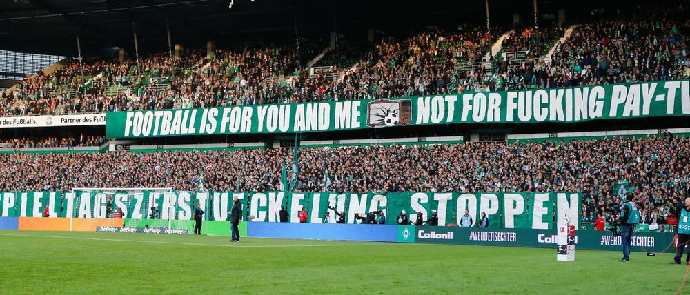 Fußball soll nicht nur fürs Fernsehen sein - forderten die Bremer Fans in der Ostkurve.