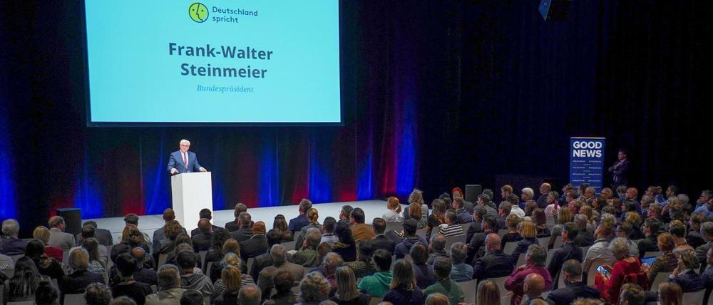Bundespräsident Frank-Walter Steinmeier spricht bei der Eröffnung der bundesweiten Aktion "Deutschland spricht". 